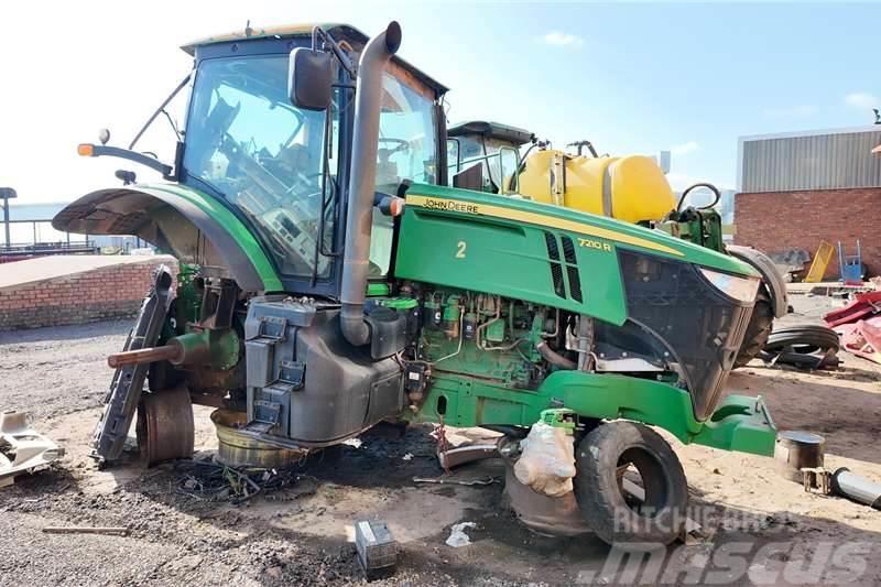 John Deere JD 7210R Tractor Now stripping for spares. Traktory