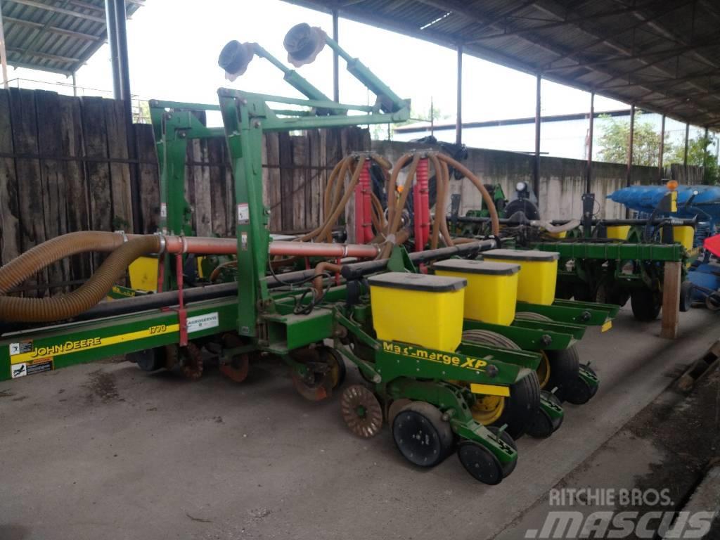 John Deere 1770 MaxEmerge XP + 12 double hopper + many spare  Precision sowing machines