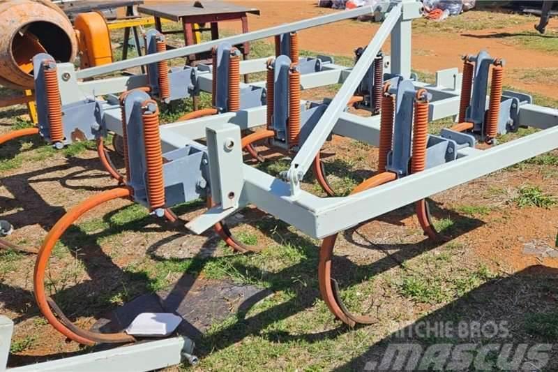  9 Tine Chisel Plough With Roller (Barely Used) Other trucks