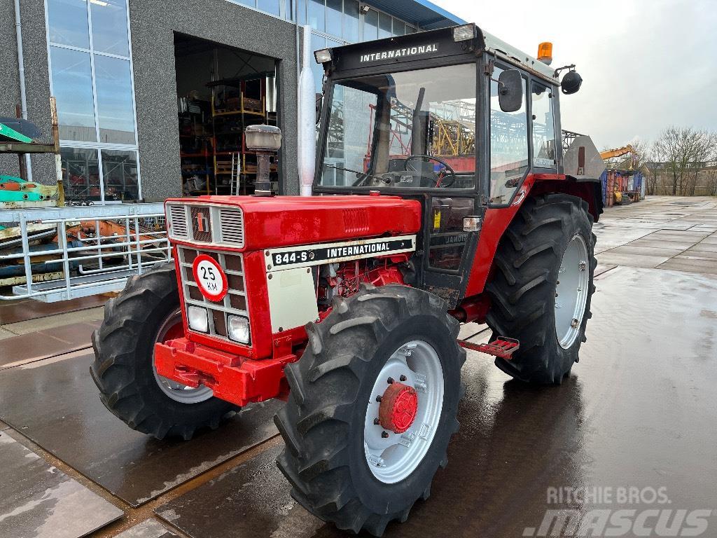 International 844 S 4x4 Tractors