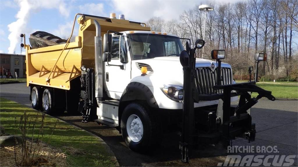 International WorkStar 7600 Dump Truck Snow blades and plows