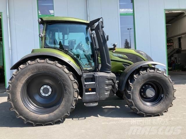 Valtra T 235 Versu Traktory