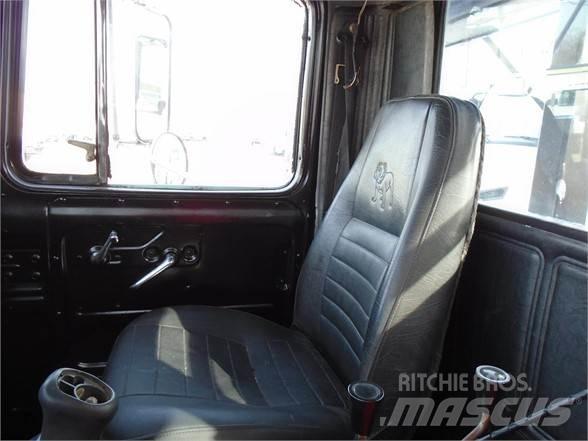 Mack RD600 Hákový nosič kontajnerov
