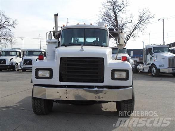 Mack RD600 Hákový nosič kontajnerov