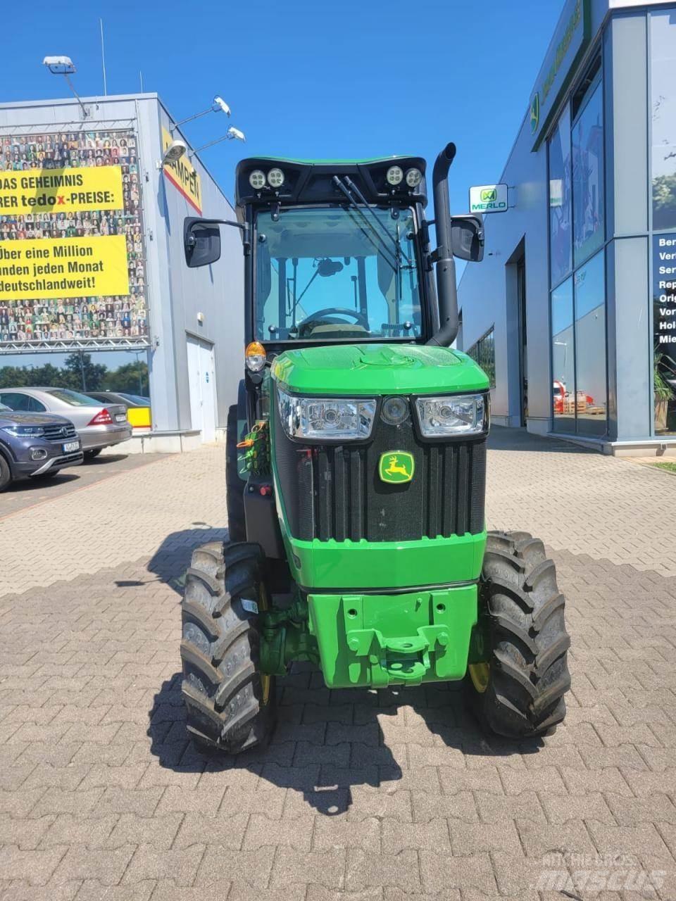 John Deere 5105GV Traktory