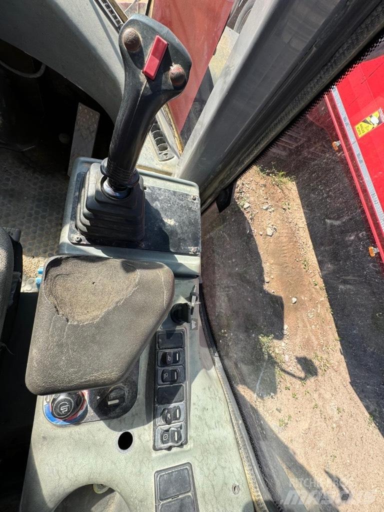 Hitachi LX 210 E Kolesové nakladače