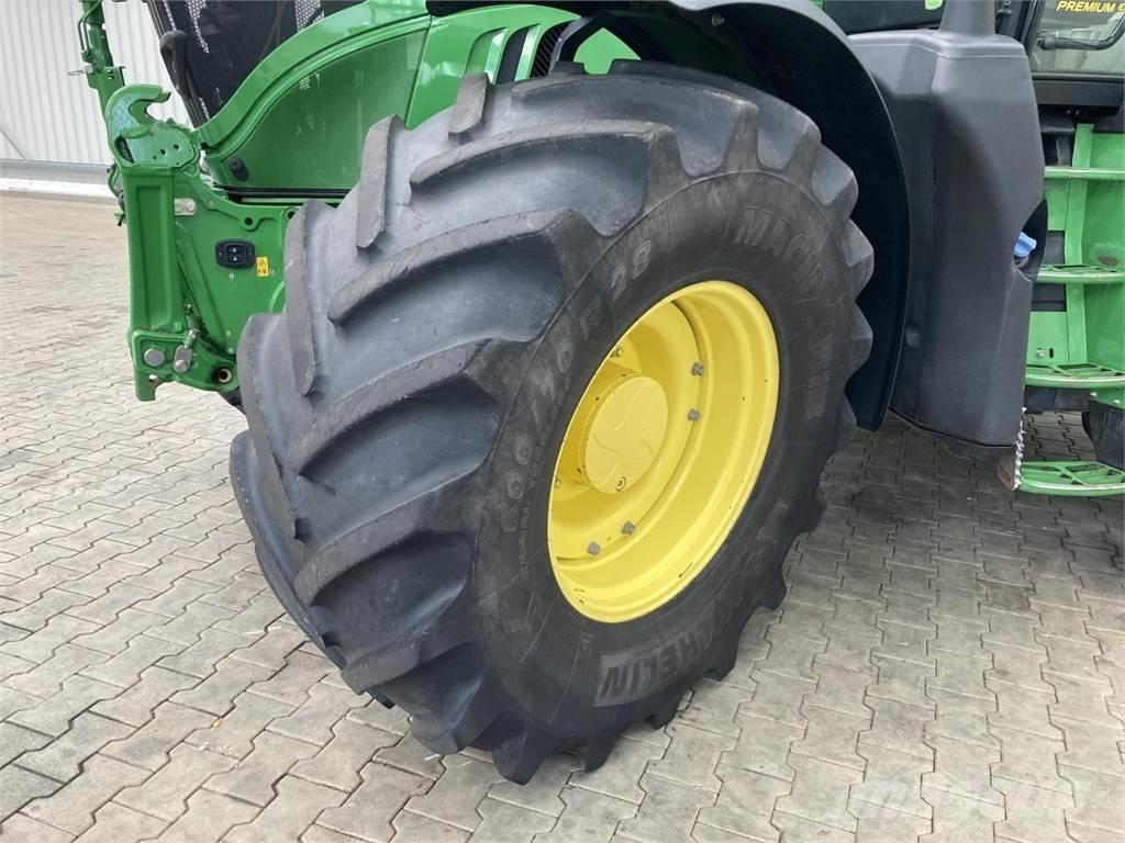 John Deere 6215R Traktory