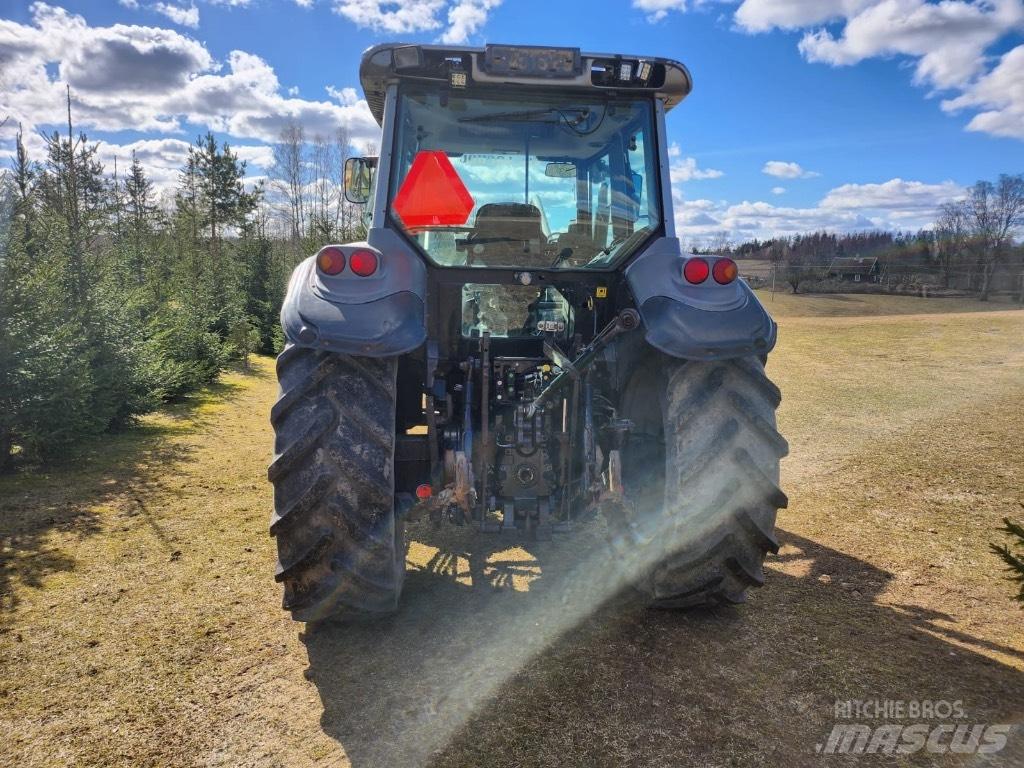 Valtra M 120 Traktory
