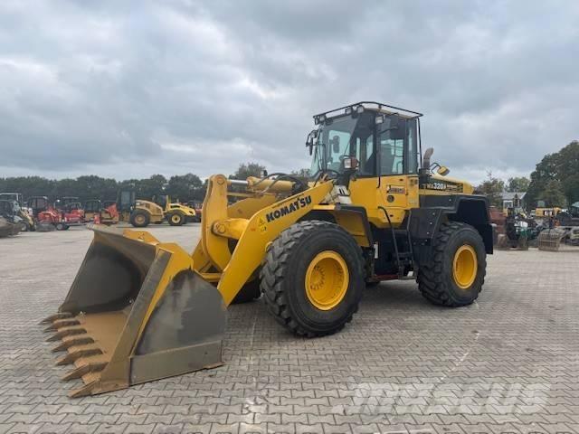 Komatsu WA 320 Kolesové nakladače