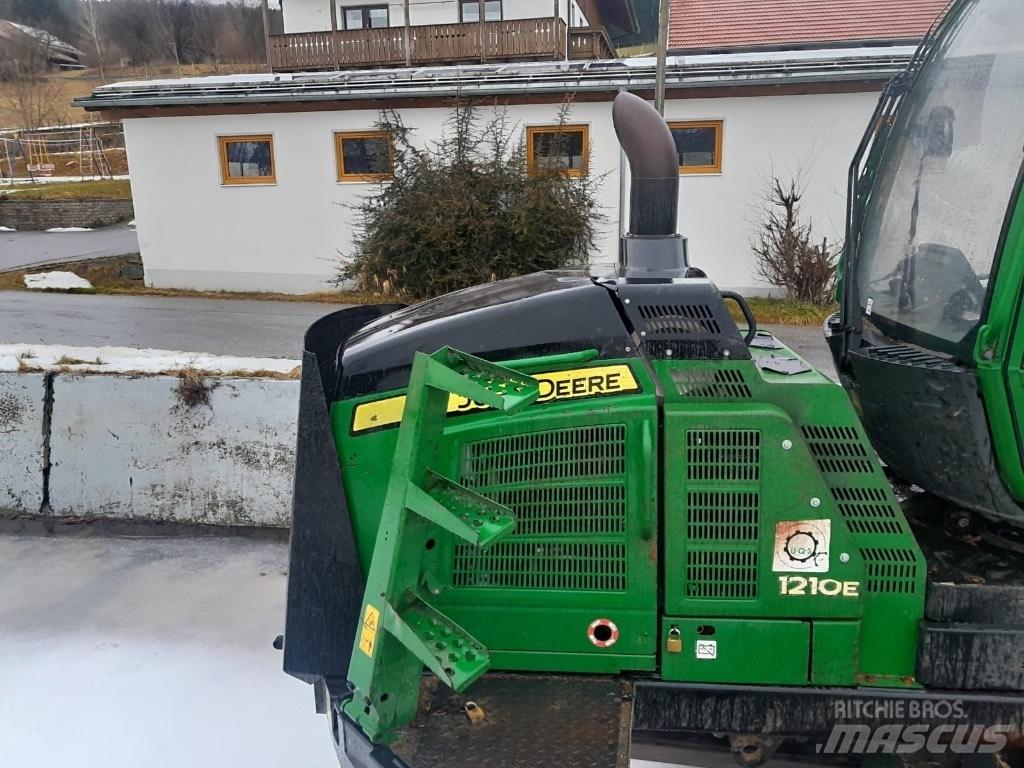 John Deere 1210 E Lesné traktory