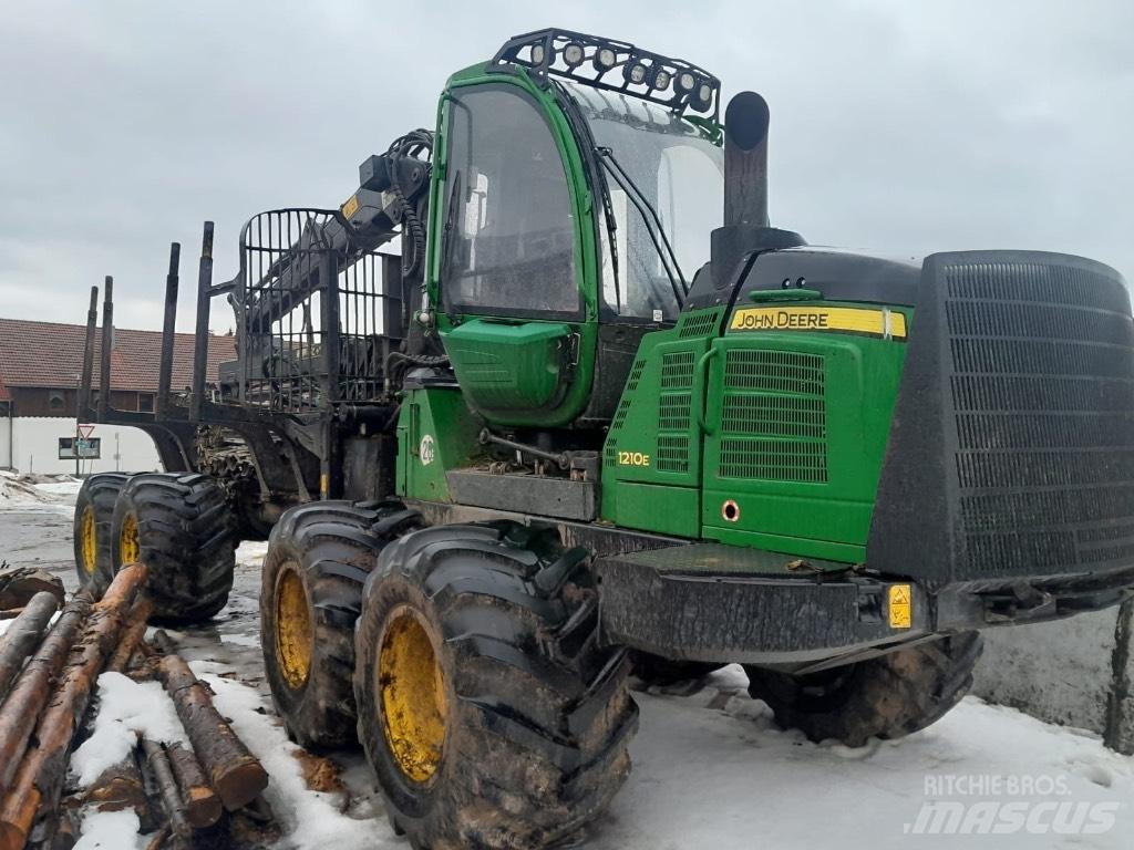John Deere 1210 E Lesné traktory