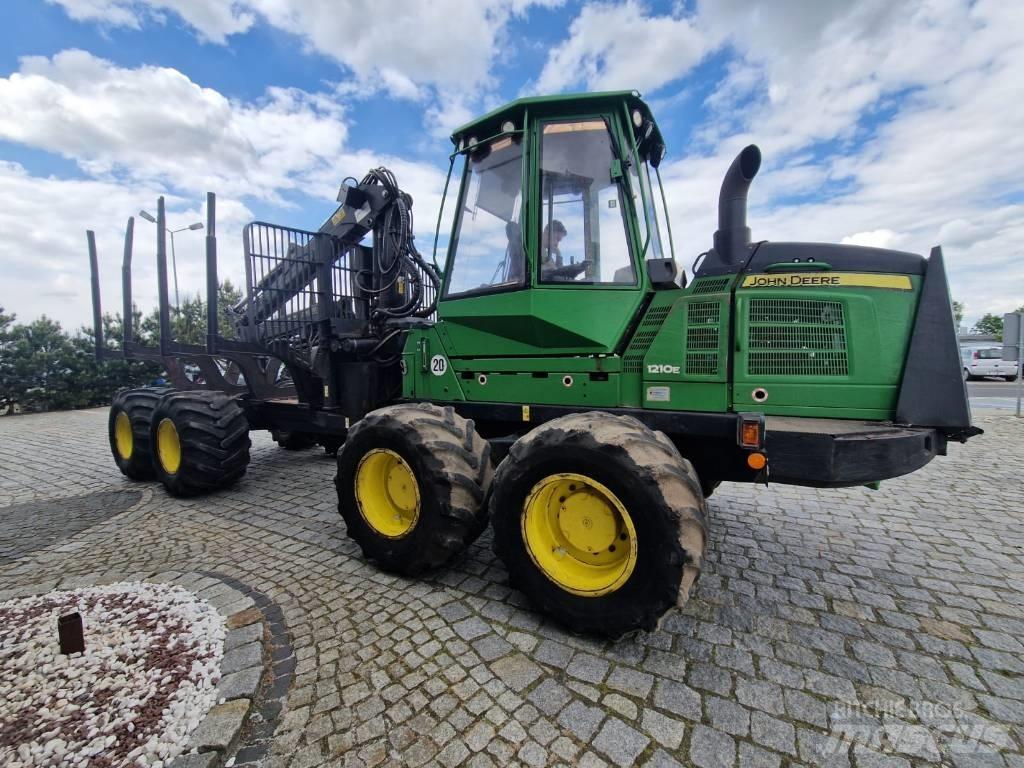 John Deere 1210 E Lesné traktory