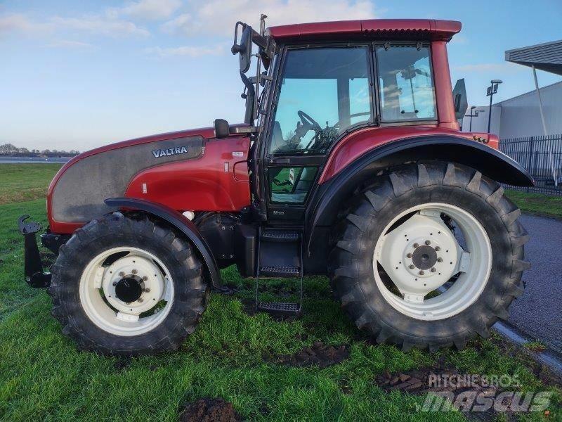 Valtra M 130 Traktory