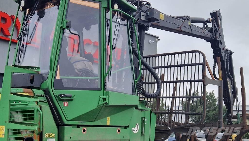 John Deere 810 E Lesné traktory