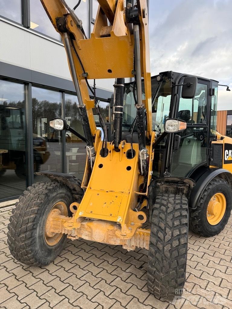 CAT 906M Kolesové nakladače