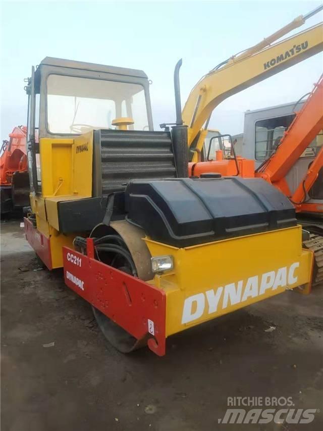 Dynapac CC211 Ťahačové valce