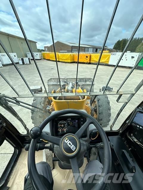 JCB TM320 Teleskopické manipulátory