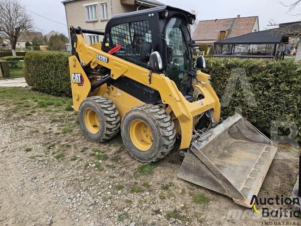 CAT 242 D 3 Šmykom riadené nakladače