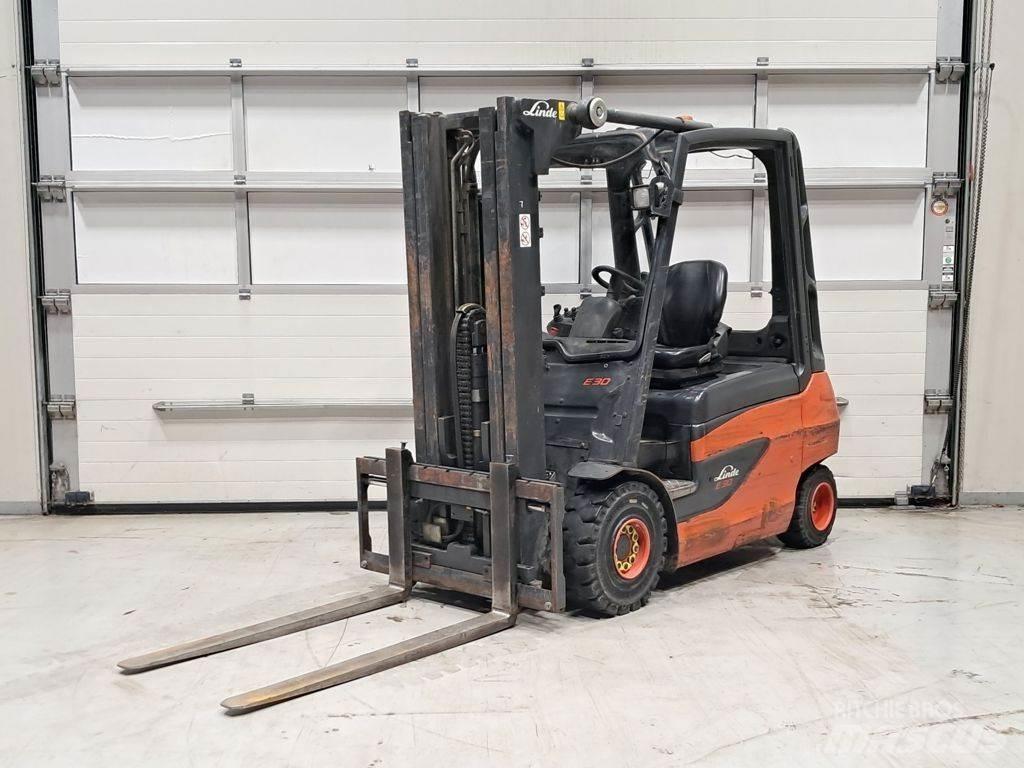 Linde E30-01 Akumulátorové vozíky