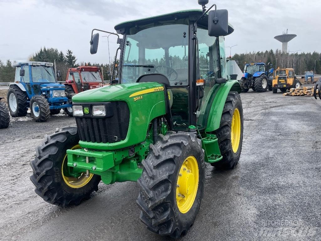 John Deere 5055 E Traktory