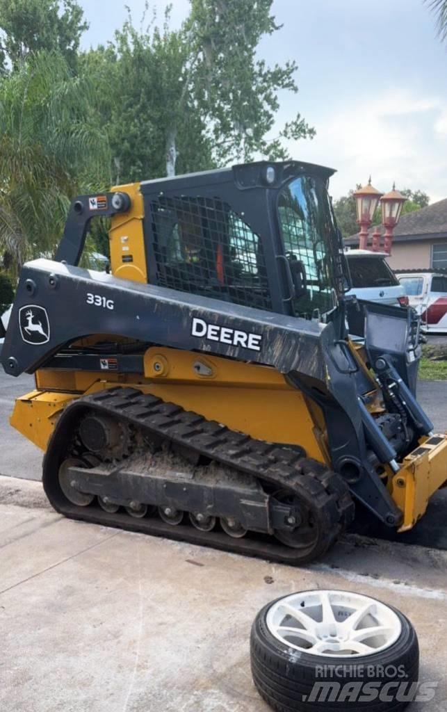 John Deere 331G Šmykom riadené nakladače