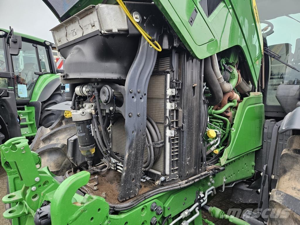 John Deere 6R215 Traktory