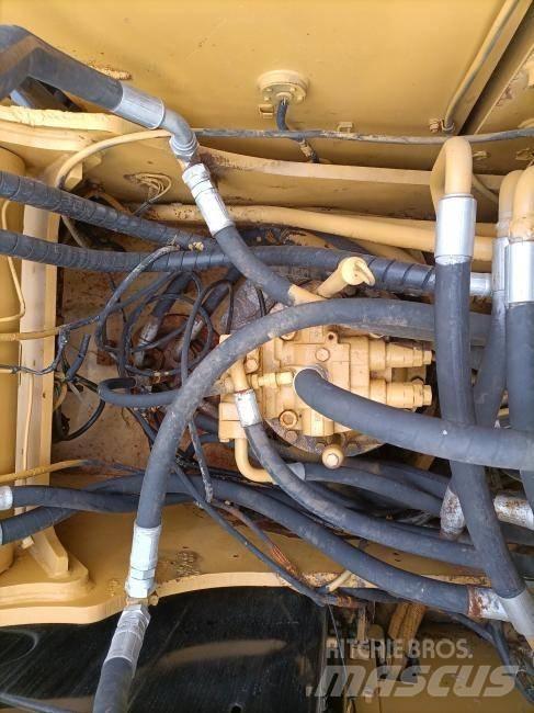 CAT 325 D Pásové rýpadlá