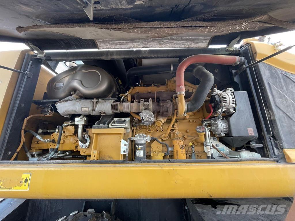 CAT MH3024 Kolesové rýpadlá