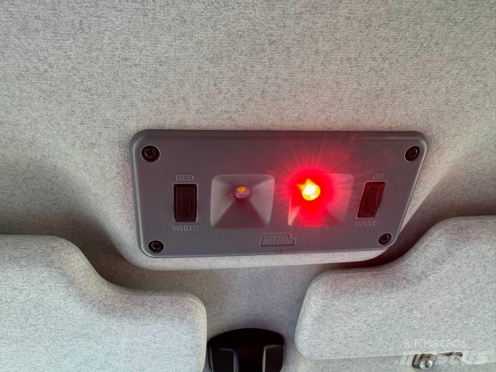 Land Rover Defender Automobily