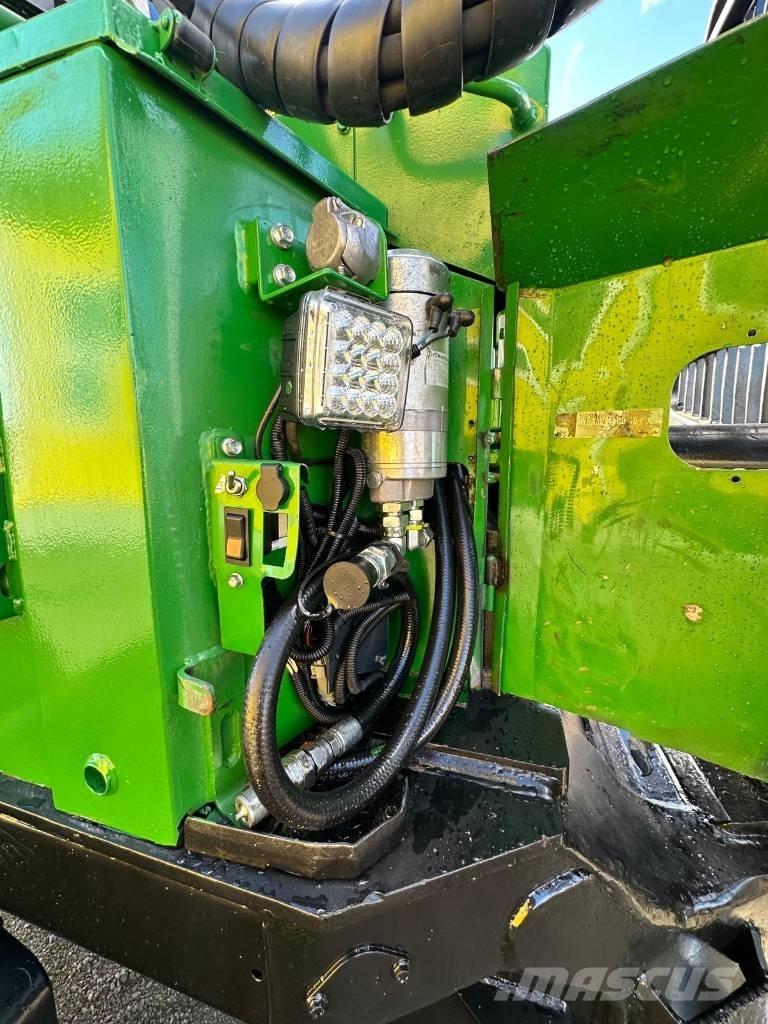 John Deere 810 E Lesné traktory