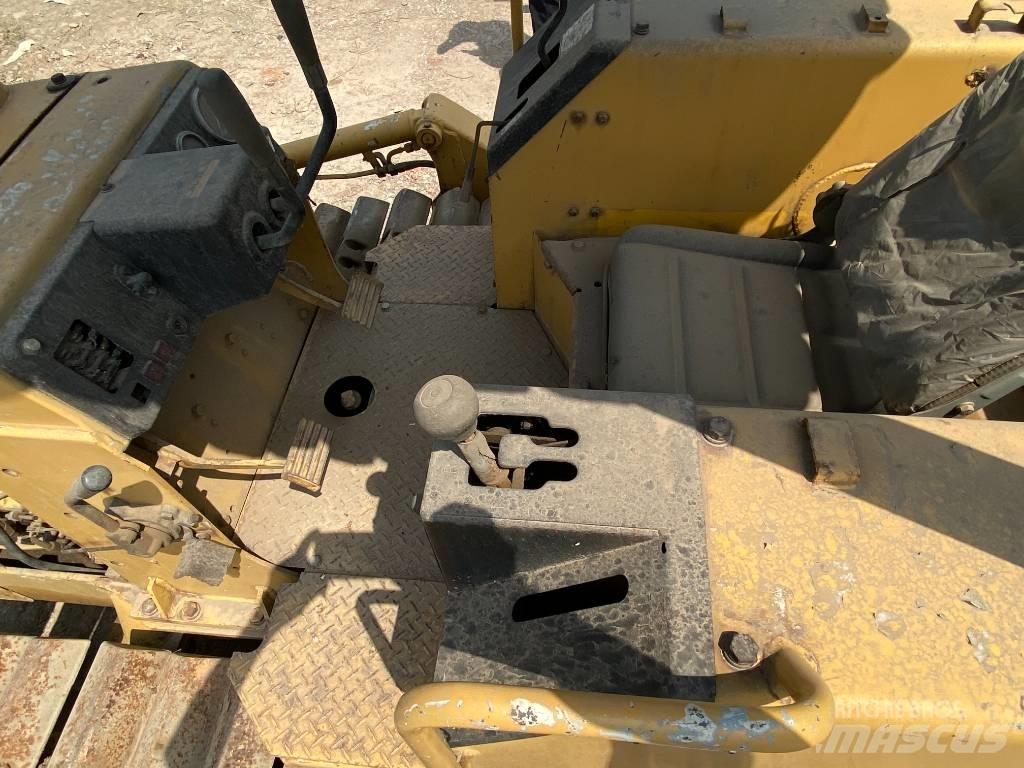 Komatsu D21P-6 Pásové dozéry