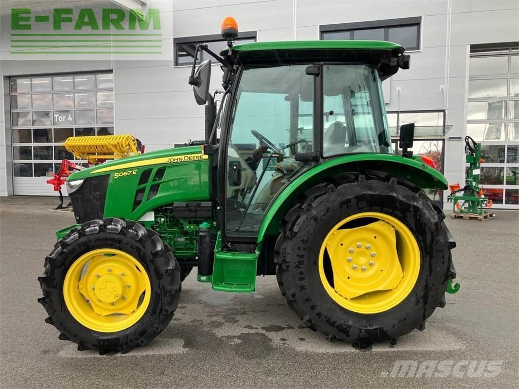John Deere 5067E Traktory