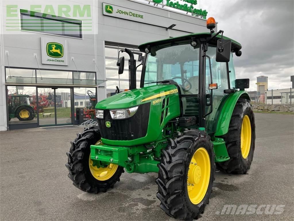 John Deere 5067E Traktory