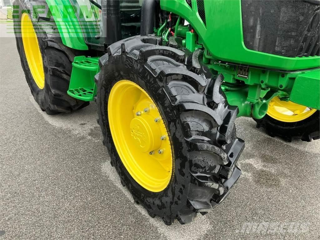 John Deere 5067E Traktory