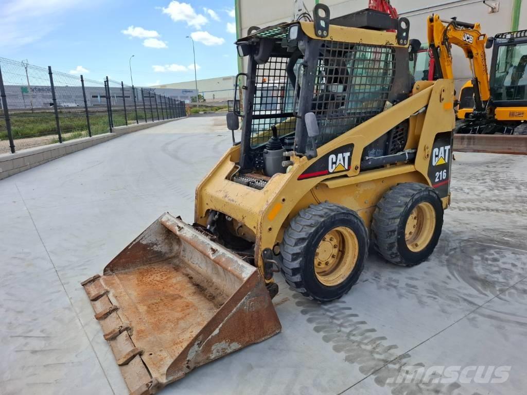CAT 216 Šmykom riadené nakladače