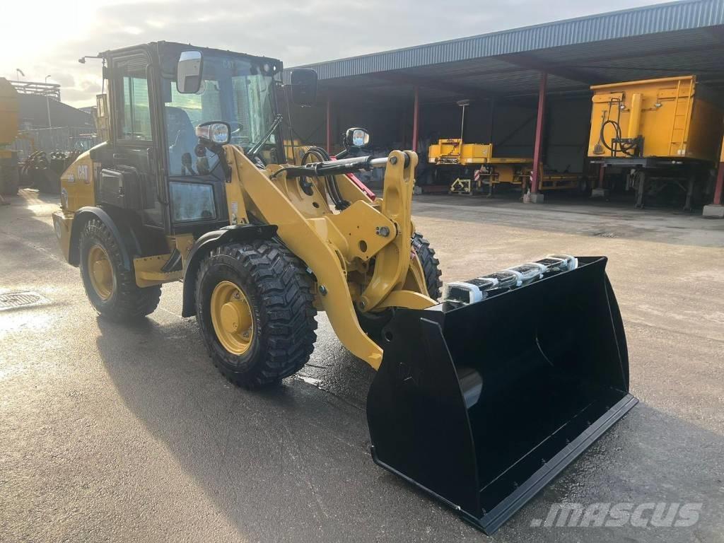 CAT 906 Kolesové nakladače