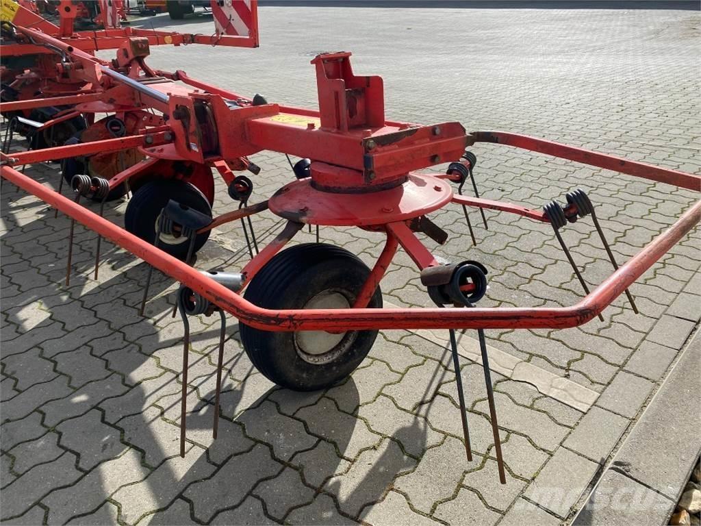 Kuhn GF 8702 Obracače a zhrabovače sena