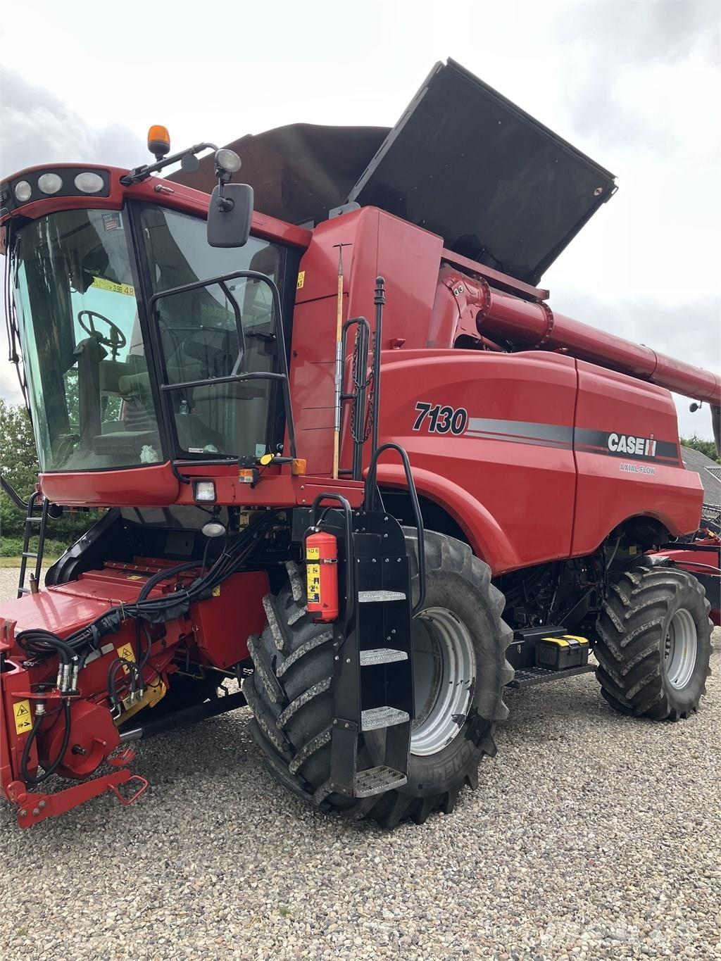 CASE Axial Flow 7130 Kombinované zberacie stroje