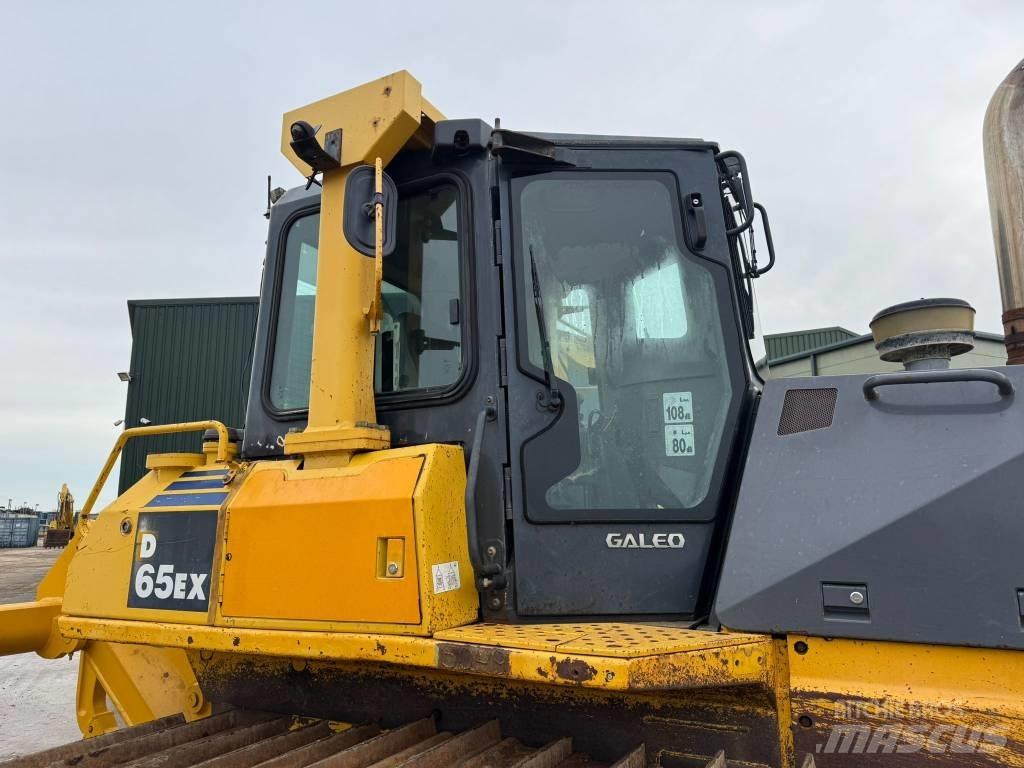 Komatsu D65EX-15 Pásové dozéry