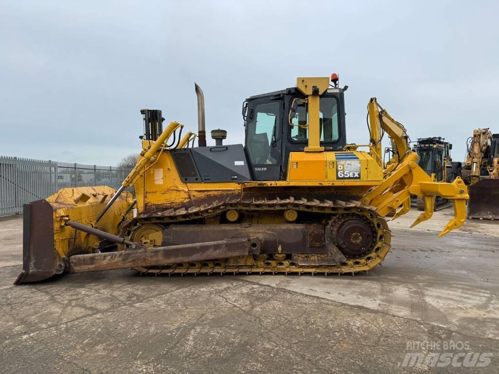 Komatsu D65EX-15 Pásové dozéry