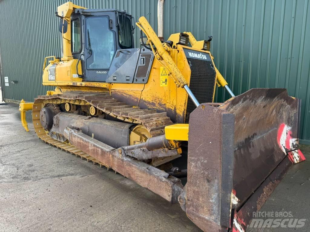 Komatsu D65EX-15 Pásové dozéry