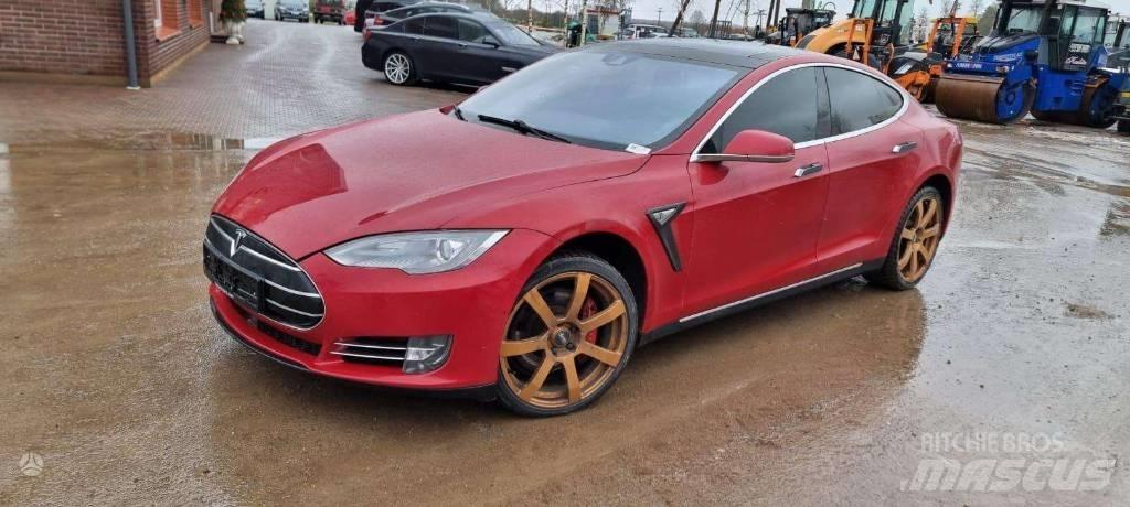 Tesla Model S P85D Automobily