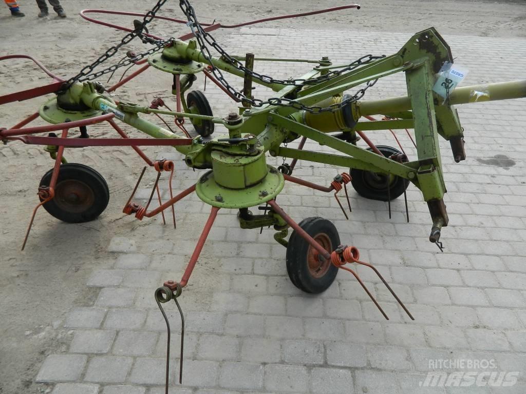 CLAAS 4 Obracače a zhrabovače sena