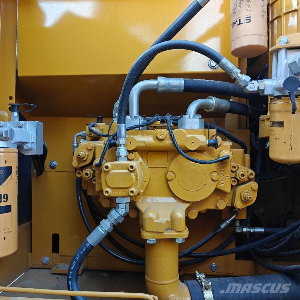 CAT 320D2L Pásové rýpadlá