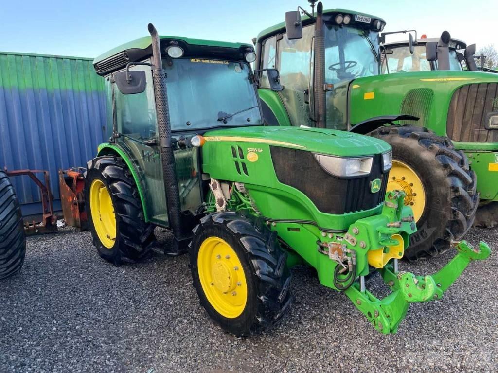 John Deere 5085 GF Traktory