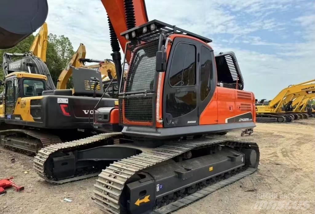 Doosan DX 225 Pásové rýpadlá