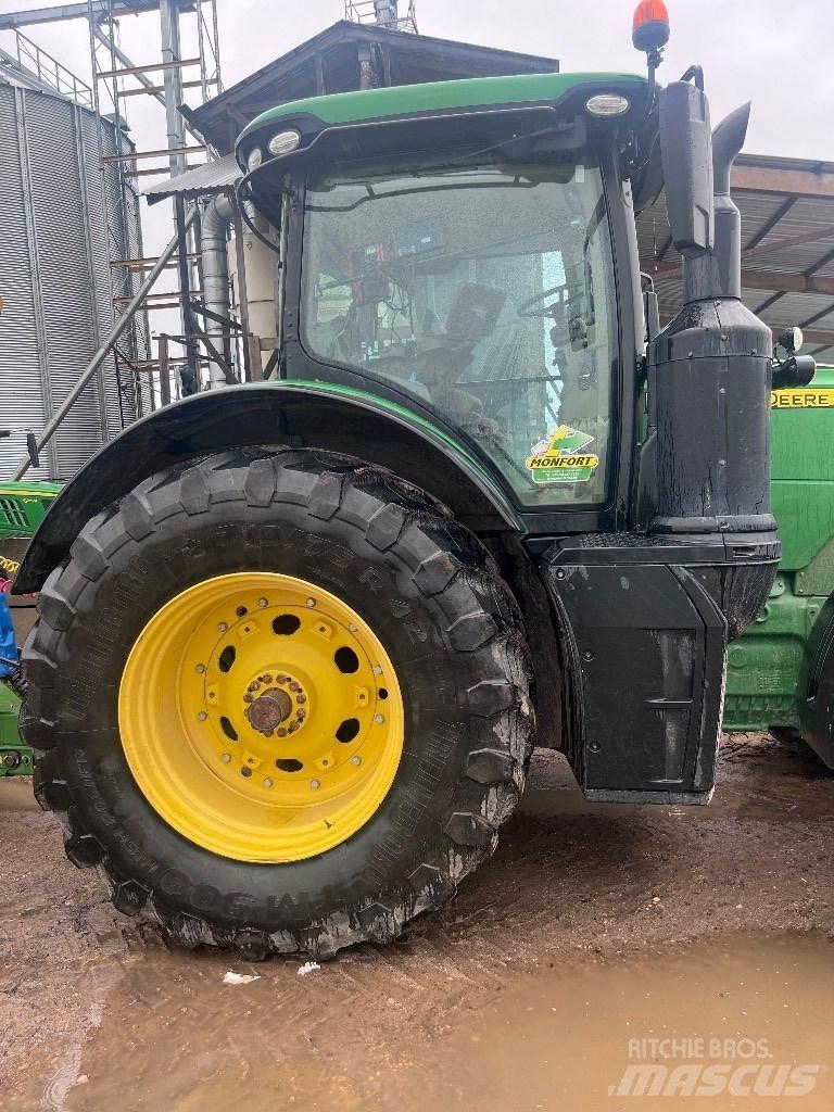 John Deere 8320 R Traktory