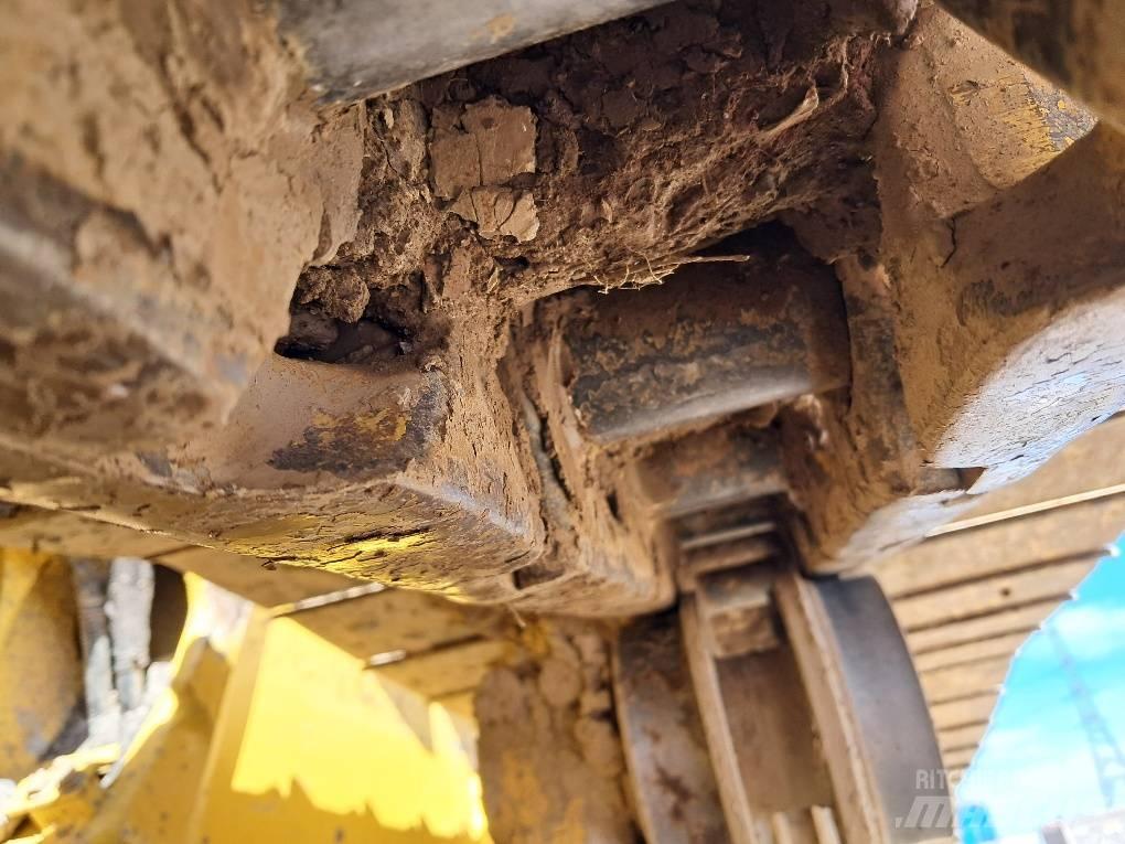Komatsu D61PXI-24E0 Pásové dozéry