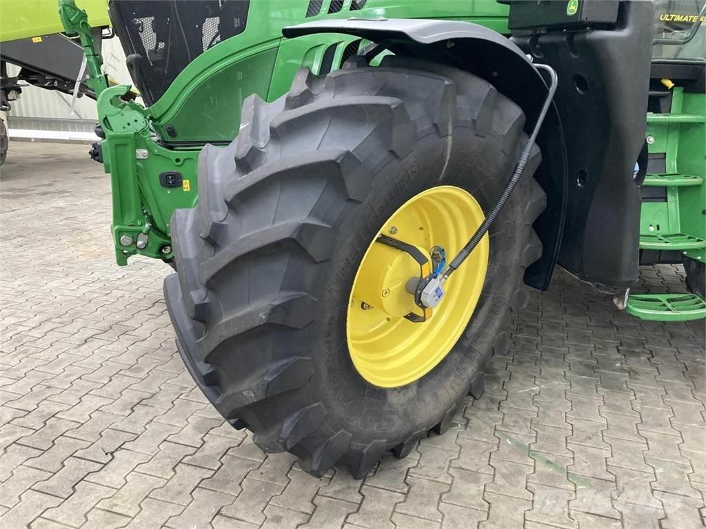 John Deere 6215R Traktory