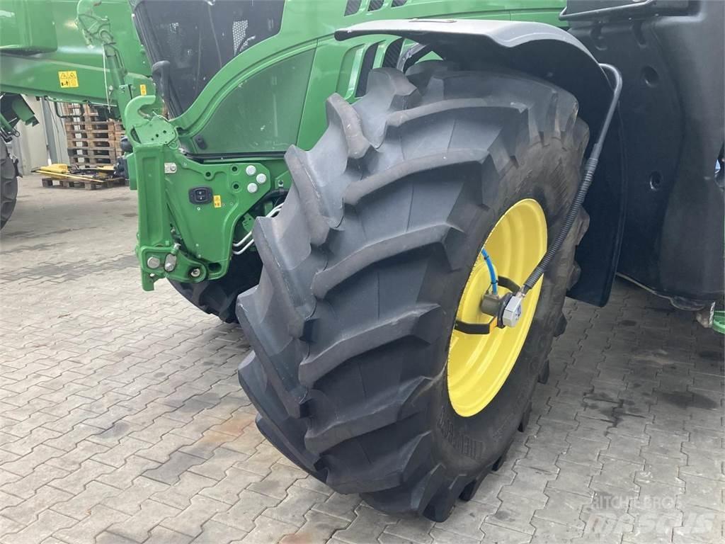 John Deere 6215R Traktory